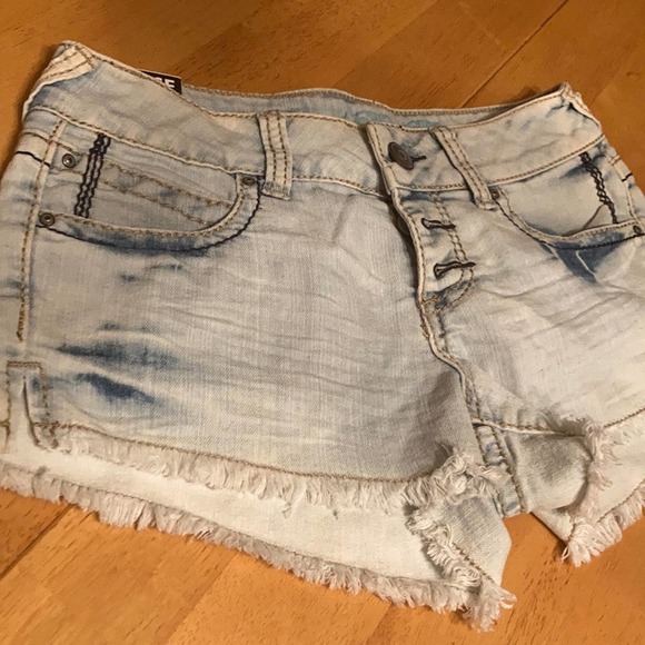 Rebel By Right Mid Rise Cut off Shorts NWT - Picture 6 of 9